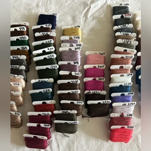 DMC Floss Lot of 120 Bobbins - Picture 2 of 5